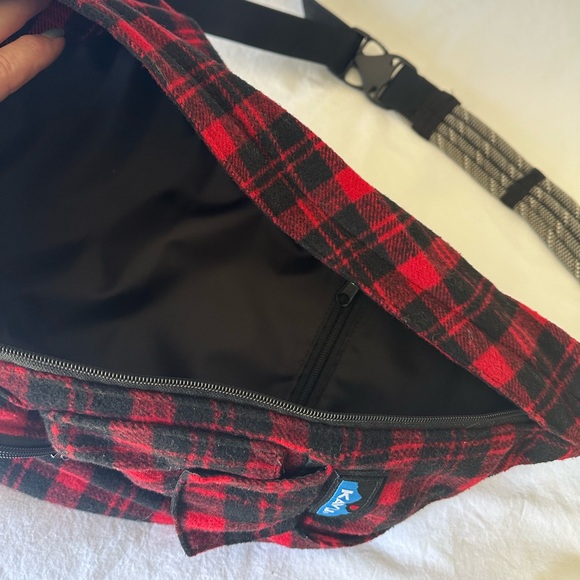 Kavu Black and Red plaid sling bag, NWOT - Picture 9 of 9
